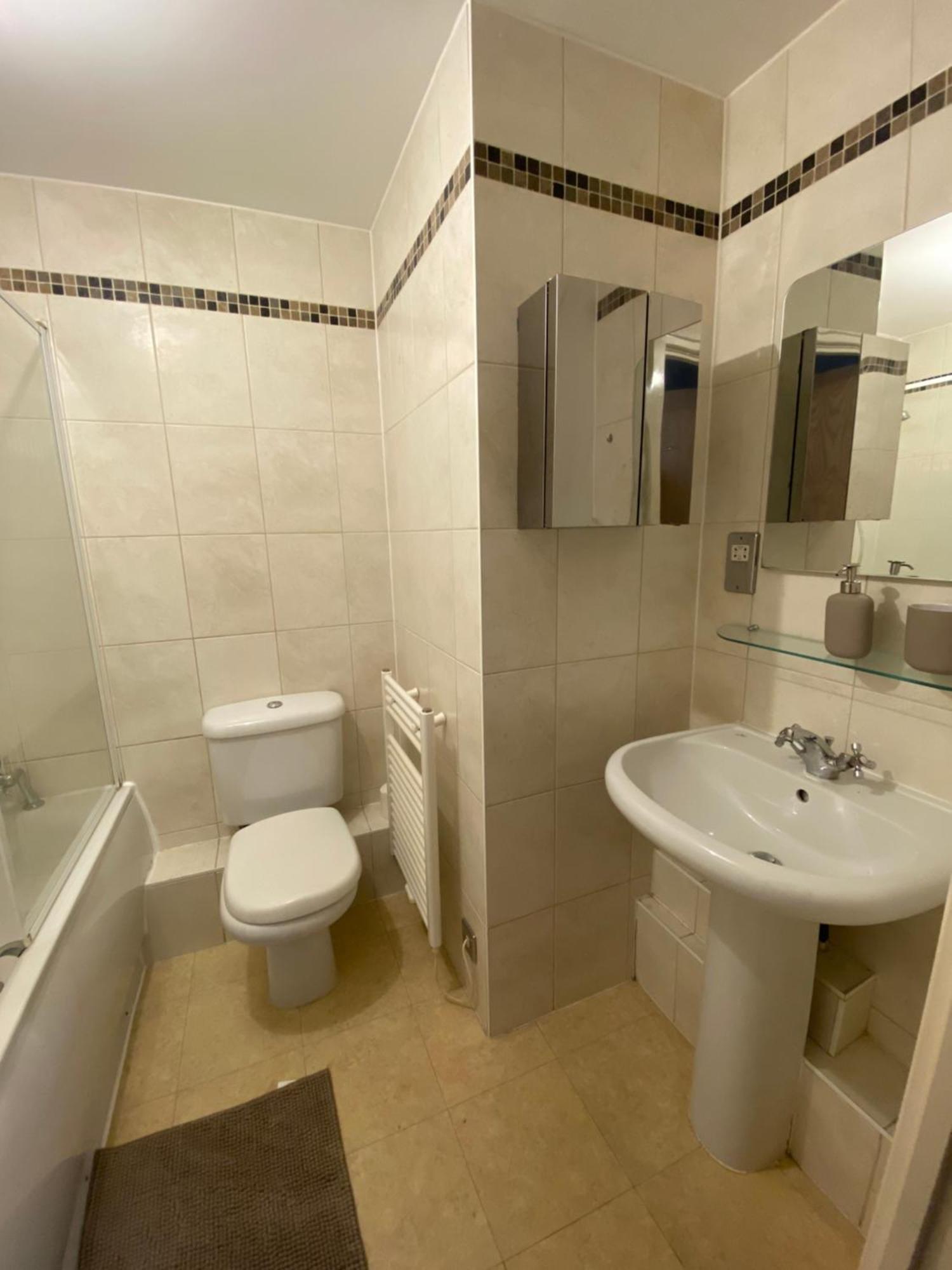 2 Bedroom Flat In Riverside West London Eksteriør bilde